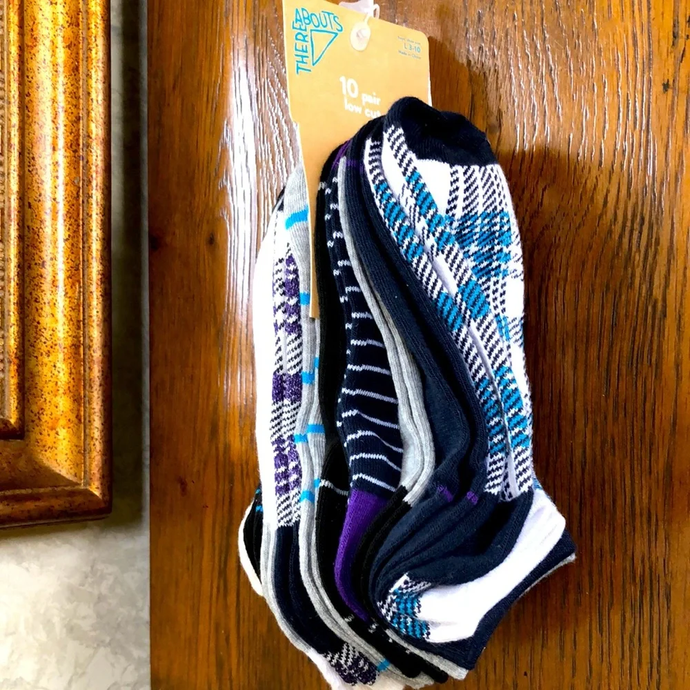 New Boy’s Thereabouts 10 pair low cut socks.  Size L 3-10. Age 5+.
